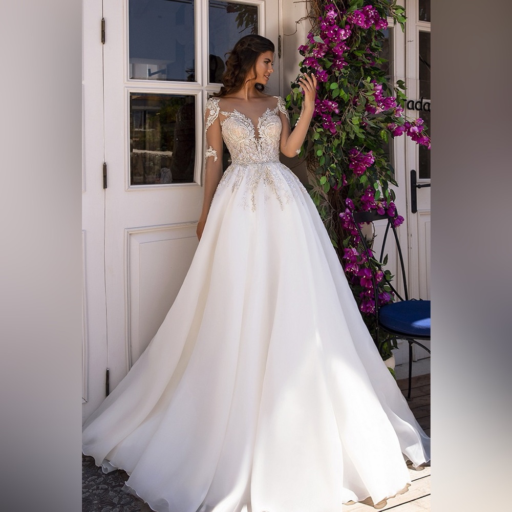 Elegant Ivory/Ivory Lace Wedding Dress.  Size 14.  P824